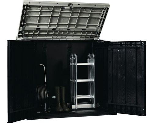 Otevřená skříň na nářadí se zahradním nářadím, jako je vozík na hadici, holínky a žebřík