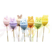 Dekorativní velikonoční vajíčka na tyčce s mašlemi a krajkou