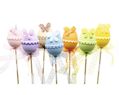 Dekorativní velikonoční vajíčka na tyčce s mašlemi a krajkou