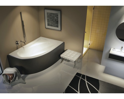 Moderní koupelna s vanou, sprchovým koutem, umyvadlem a stoličkou