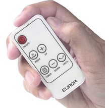 Ruka drží bílý dálkový ovladač Eurom.