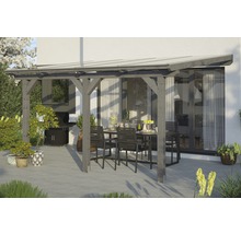 Dřevěná pergola s jídelním stolem a židlemi na zahradě