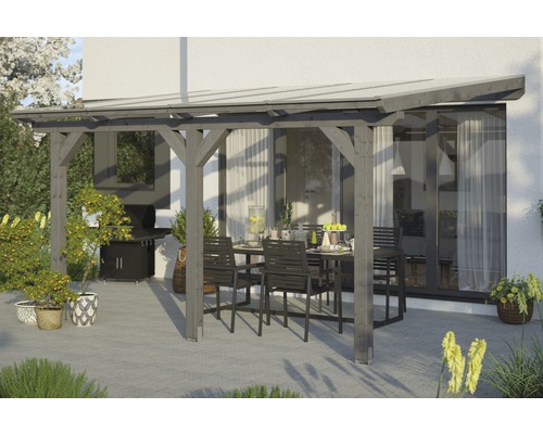 Dřevěná pergola s jídelním stolem a židlemi na zahradě