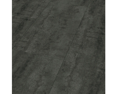 Tmavá podlahová krytina se vzhledem kamene.