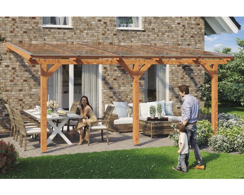 Zastřešení terasy SKAN HOLZ Andria 541x250 cm, laminované dřevo světlý dub Rodina pod dřevěnou terasou se skleněnou střechou a zahradním nábytkem.