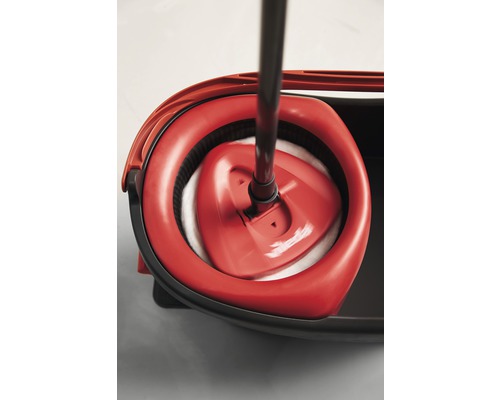 Mop s vymačkávacím zařízením v kbelíku