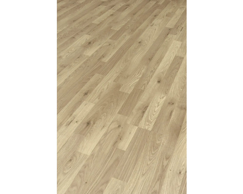 Položená laminátová podlaha se vzhledem dřeva