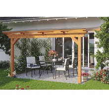 Dřevěná pergola s jídelním stolem a židlemi na zahradě