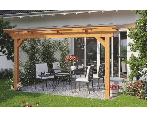 Dřevěná pergola s jídelním stolem a židlemi na zahradě
