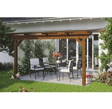 Dřevěná pergola se sedací soupravou v zahradě