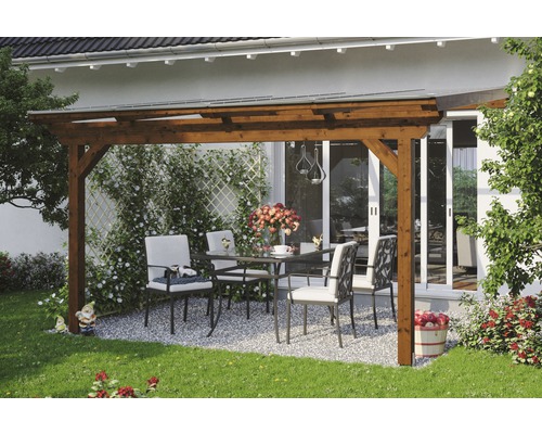 Dřevěná pergola se sedací soupravou v zahradě