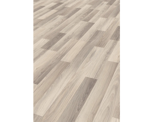 Položená podlahová krytina se vzhledem dřeva.