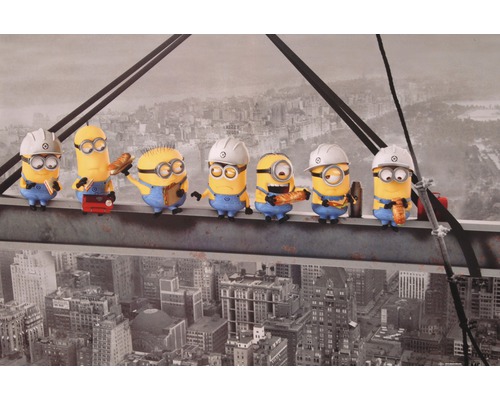 Ilustrace s Mimoněmi na ocelovém nosníku před městskou scenérií