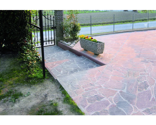 Exteriér s dlažbou z přírodního kamene a kamenným květináčem