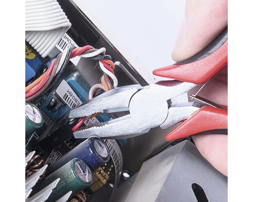 Kombinované kleště stříhají kabel v elektronickém zařízení.