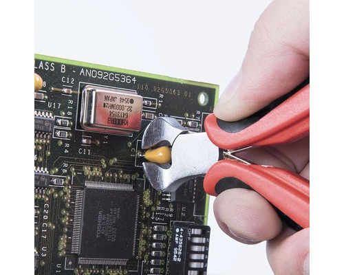 Elektronické boční štípací kleště používané k přestřihnutí součástky na desce plošných spojů