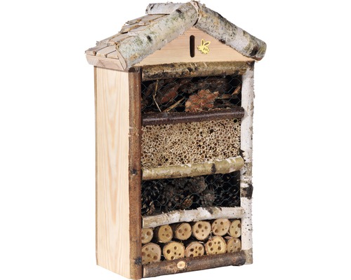 Hmyzí hotel ze dřeva s různými výplňovými materiály