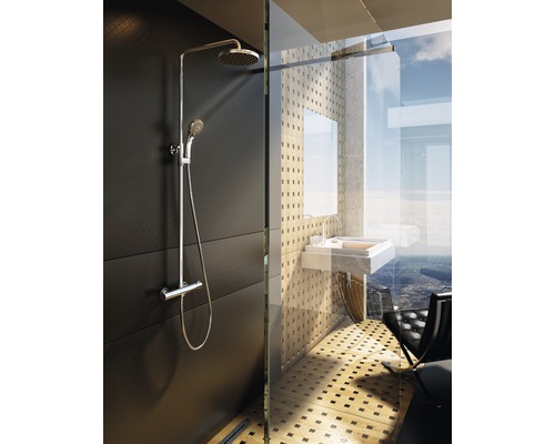 Koupelna s sprchovou armaturou, umyvadlem a dlažbou