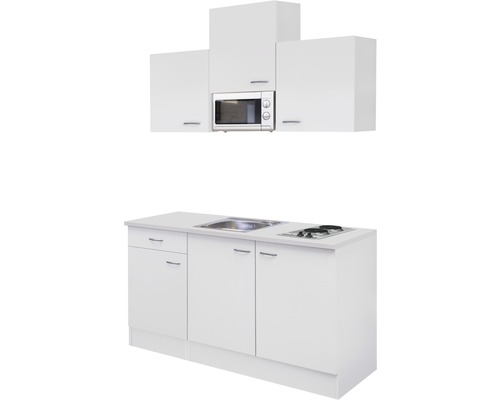 Bílá kuchyňská linka s dřezem, varnou deskou, mikrovlnnou troubou a závěsnými skříňkami.