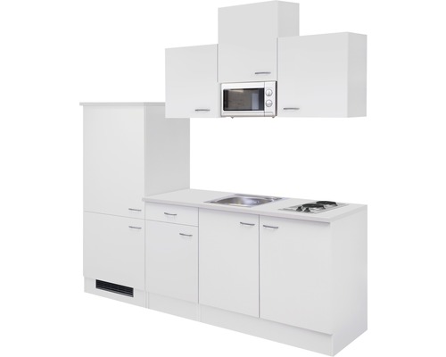 Bílá kuchyňská linka se závěsnými skříňkami, mikrovlnnou troubou, dřezem a varnou deskou