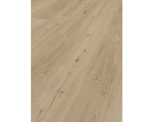 Detail světlé laminátové podlahy s dřevěnou strukturou