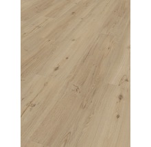 Detailní záběr laminátové podlahy s dřevěným vzhledem.