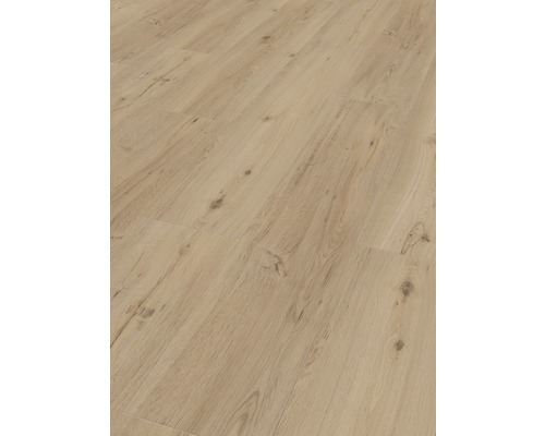 Detailní záběr laminátové podlahy s dřevěným vzhledem.