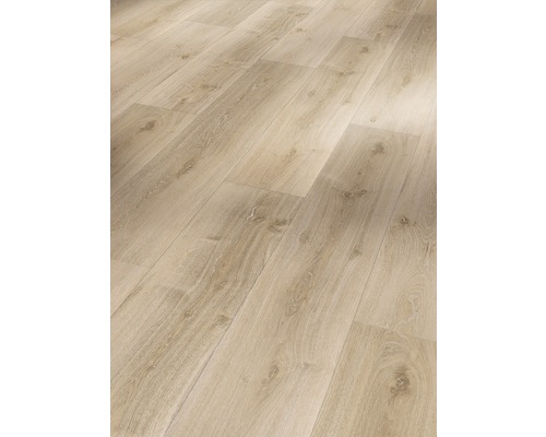 Položená laminátová podlaha se vzhledem dřeva