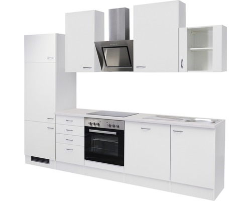 Kompletní bílá kuchyně s horními a dolními skříňkami, digestoří a vestavnými spotřebiči.