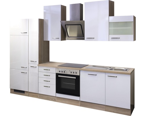 Vestavěná kuchyně s vysokými skříněmi, závěsnými skříněmi, digestoří, dřezem a varnou deskou