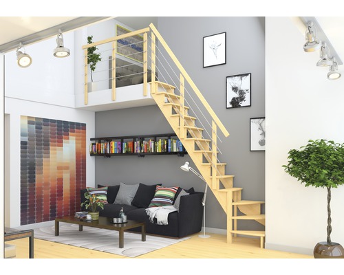 Světlý obývací pokoj s dřevěným schodištěm, pohovkou, knihovnou a dekorací