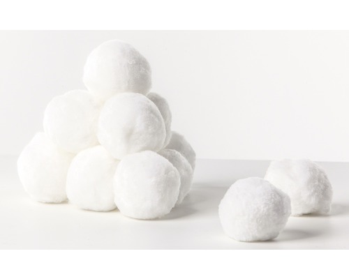 Pyramida z umělých sněhových koulí