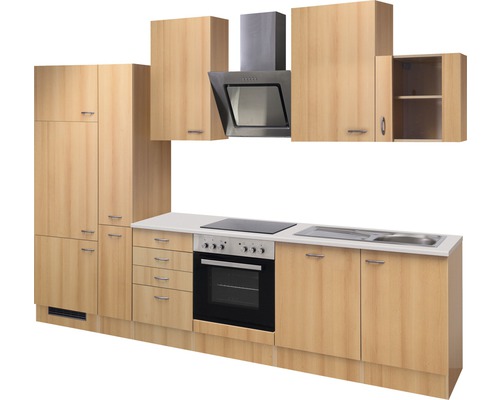 Vestavěná kuchyně se závěsnými skříňkami, digestoří, dřezem a elektrickými spotřebiči