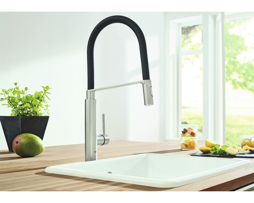 Kuchyňský dřez s baterií a otočným výtokem