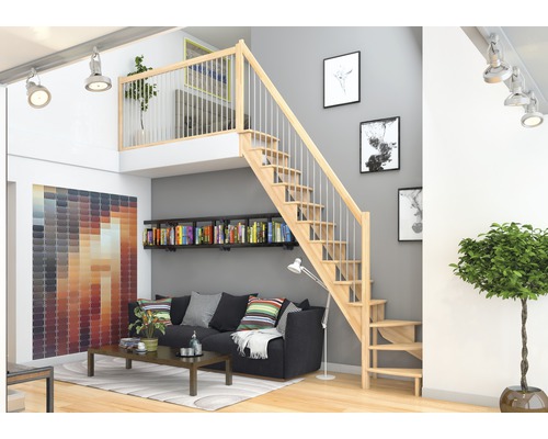 Obývací pokoj s dřevěným schodištěm, knihovnou a pohovkou