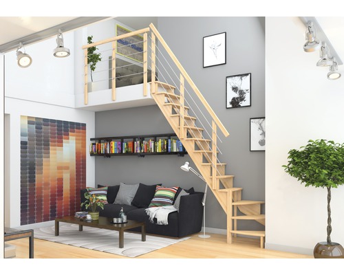 Obývací pokoj s dřevěným schodištěm, knihovnou a posezením