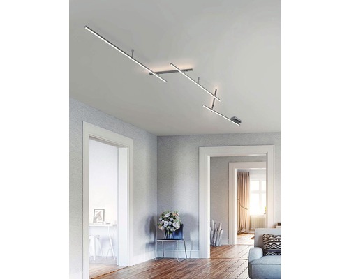 Moderní stropní svítidlo s lineárním designem v obývacím pokoji.