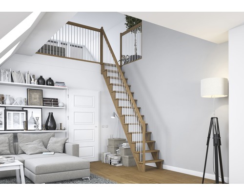 Světlé zařízení bytu s dřevěným schodištěm, pohovkou a knihovnou