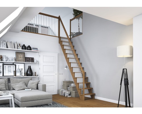 Dřevěné schodiště v obývacím pokoji s gaučem a knihovnou