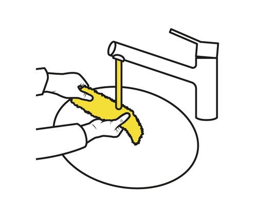 Ilustrace: Ruce myjí houbu pod kohoutkem v umyvadle.