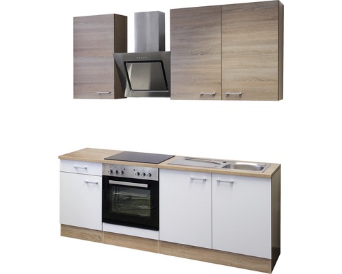 Kuchyňská linka se závěsnými skříňkami, digestoří, sporákem, dřezem a spodními skříňkami.