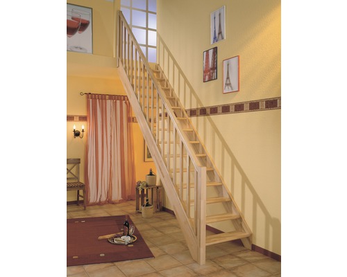 Dřevěné schodiště se zábradlím v obývacím pokoji