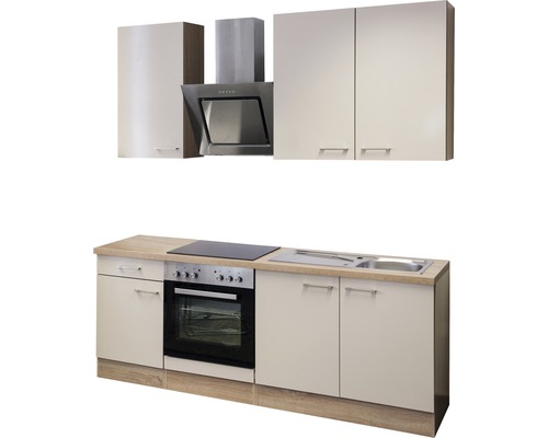 Kuchyňská linka se závěsnými skříňkami, digestoří, sporákem a dřezem.