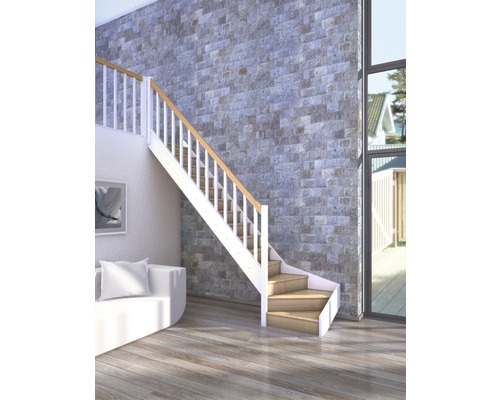 Schodiště s bílým zábradlím a dřevěnými schody v moderním obývacím pokoji.