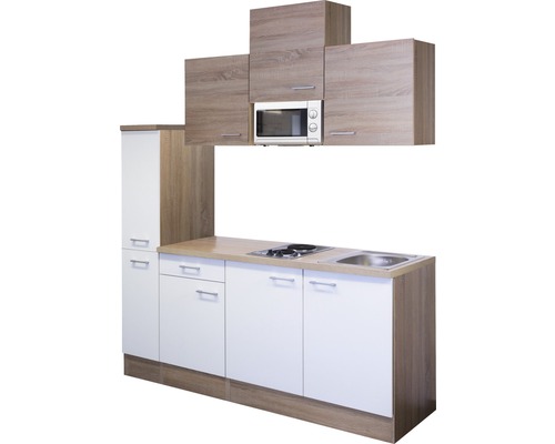 Moderní kuchyně s horními a dolními skříňkami, dřezem, varnou deskou a mikrovlnnou troubou