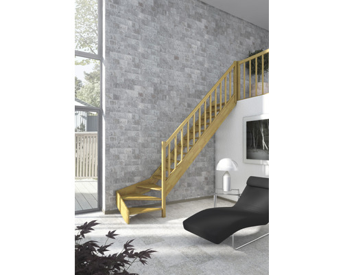 Dřevěné schodiště v obývacím pokoji s křeslem a dekorem