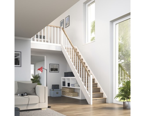 Světlý obývací pokoj se schodištěm, regálem a posezením