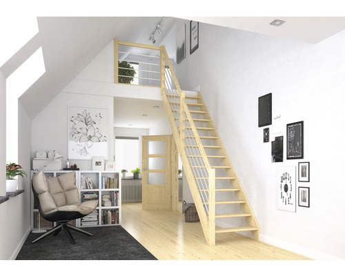 Světlý pokoj s dřevěným schodištěm do mezipatra