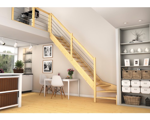 Obývací pokoj s dřevěným schodištěm, jídelním stolem a regály pro světlou a organizovanou atmosféru.