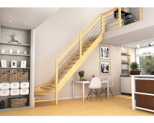 Obývací pokoj s dřevěným schodištěm do horního patra, regály a jídelním stolem.